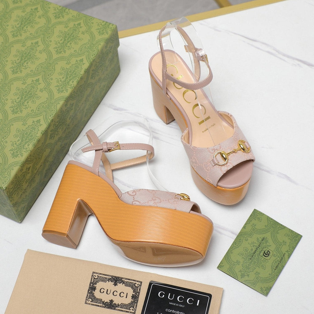GUCCI HORSEBIT WEDGE SANDAL IN LIGHT BEIGE MONOGRAM JACQUARD FABRIC AND SHEEPSKIN LINING