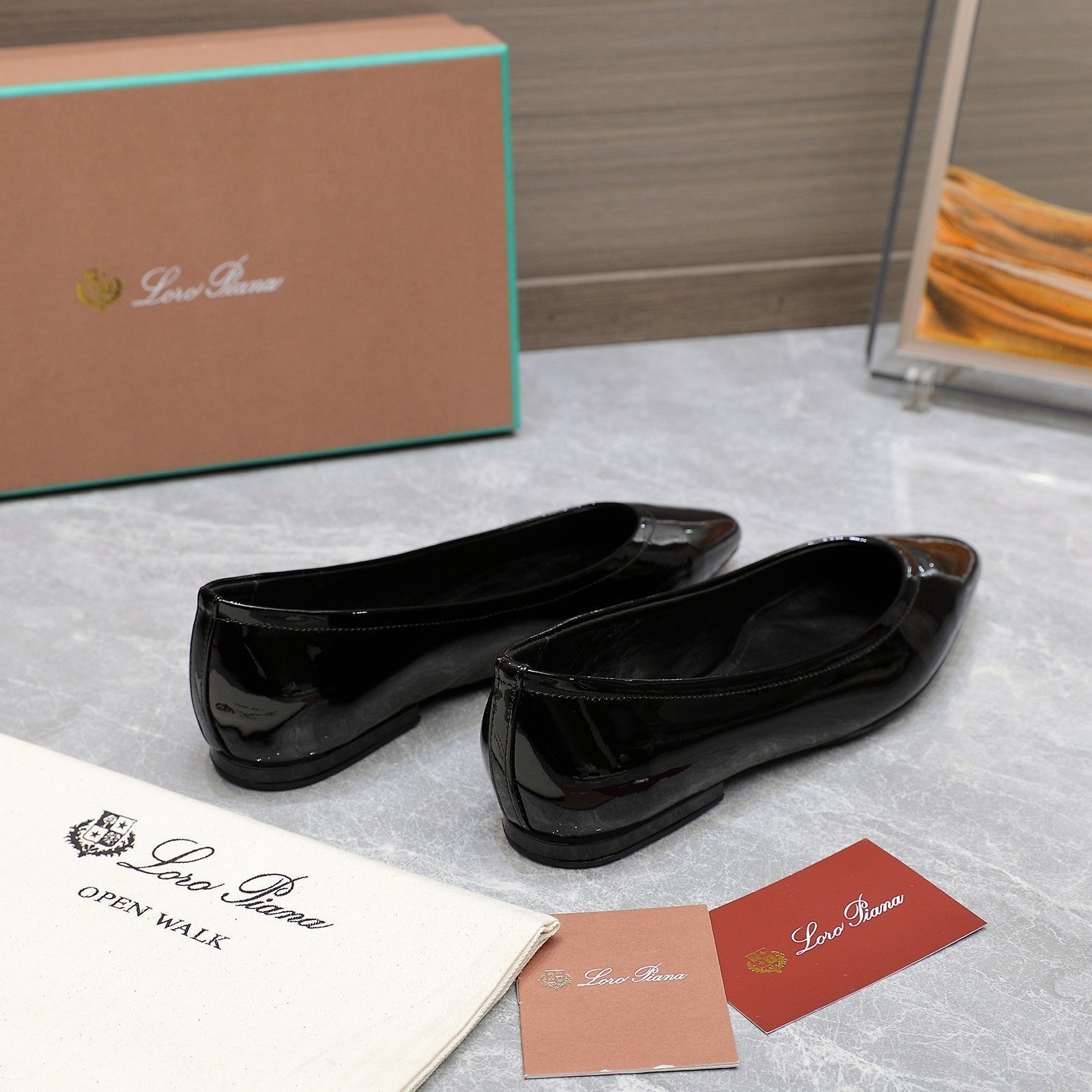 CLASSIC BALLET SHOES IN BLACK GLOSSY LEATHER