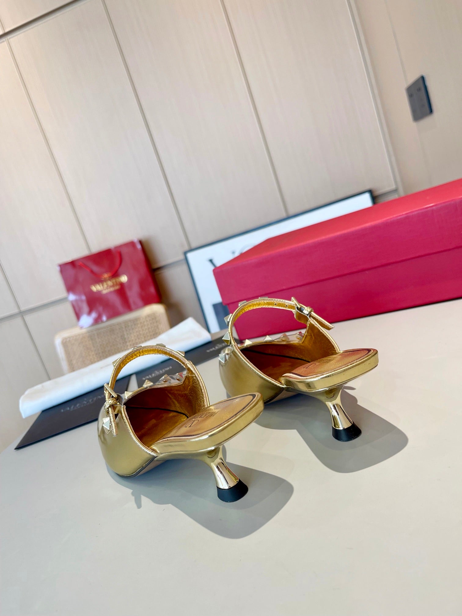ROCKSTUD CAGED MULES 5 CM IN GOLD CALFSKIN