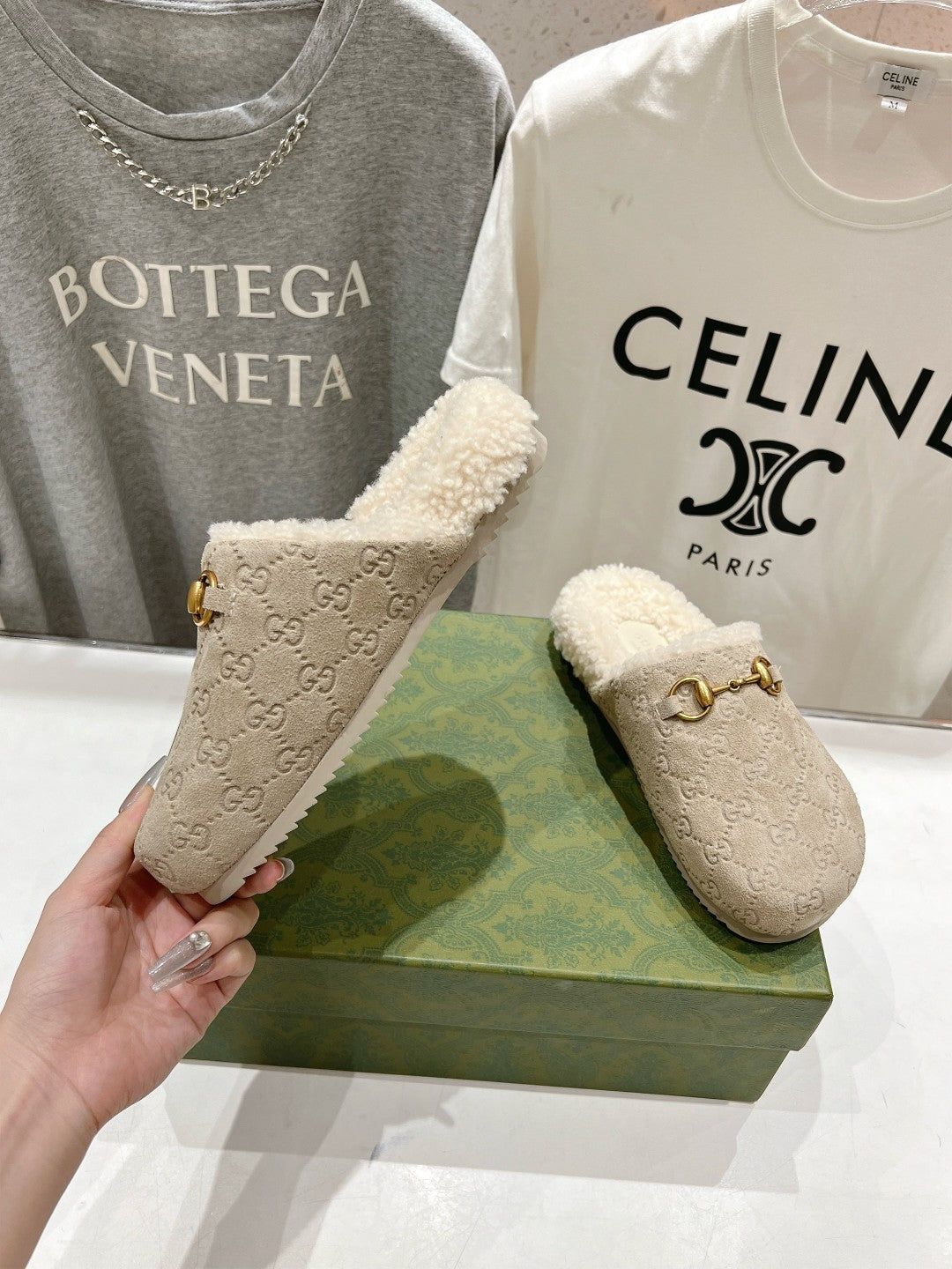 GUCCI HORSEBIT MULE IN BEIGE EMBOSSED SUEDE AND FLEECE LINING
