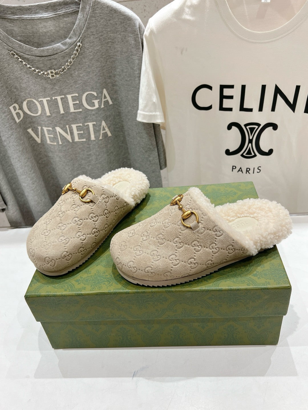 GUCCI HORSEBIT MULE IN BEIGE EMBOSSED SUEDE AND FLEECE LINING