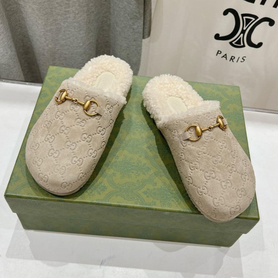 GUCCI HORSEBIT MULE IN BEIGE EMBOSSED SUEDE AND FLEECE LINING
