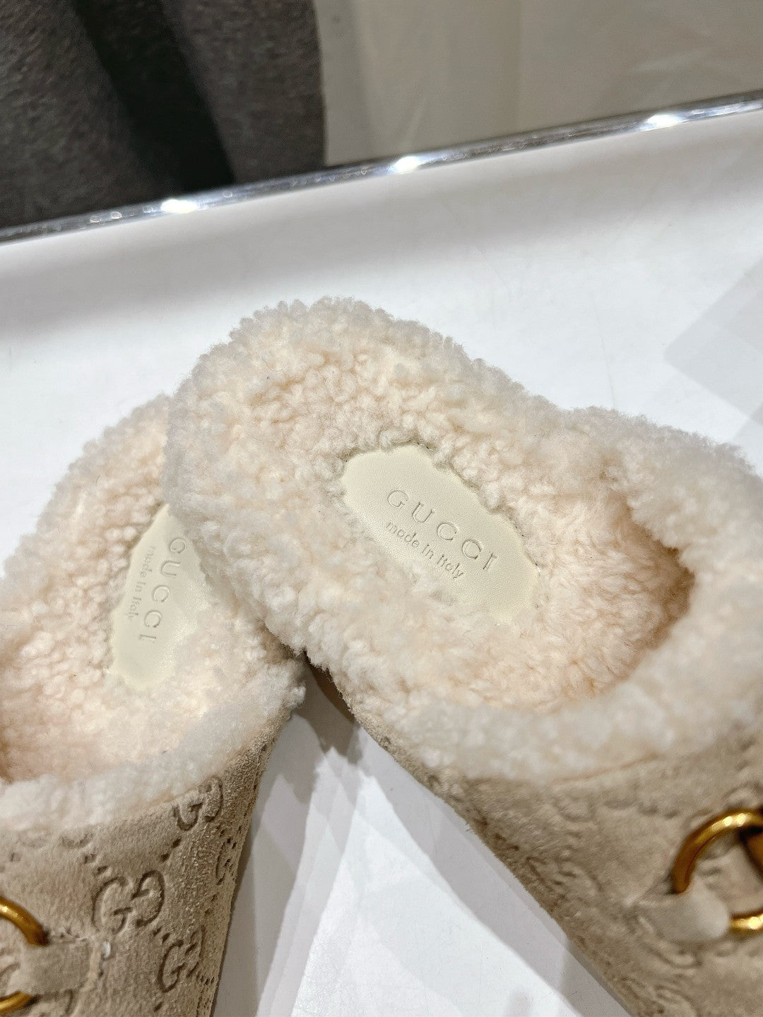 GUCCI HORSEBIT MULE IN BEIGE EMBOSSED SUEDE AND FLEECE LINING