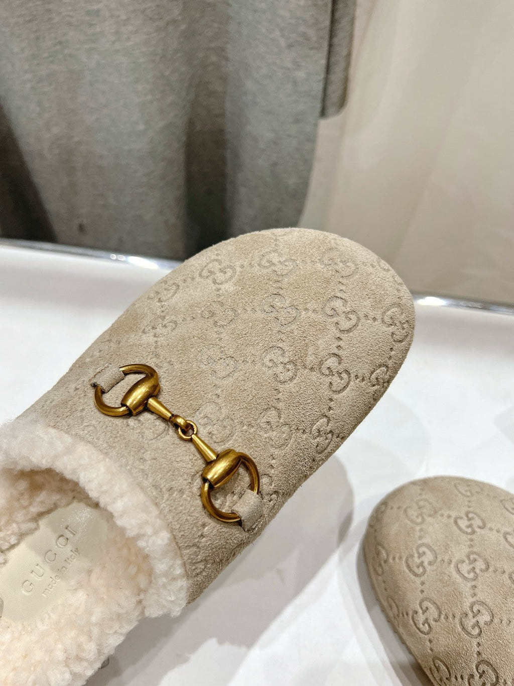 GUCCI HORSEBIT MULE IN BEIGE EMBOSSED SUEDE AND FLEECE LINING
