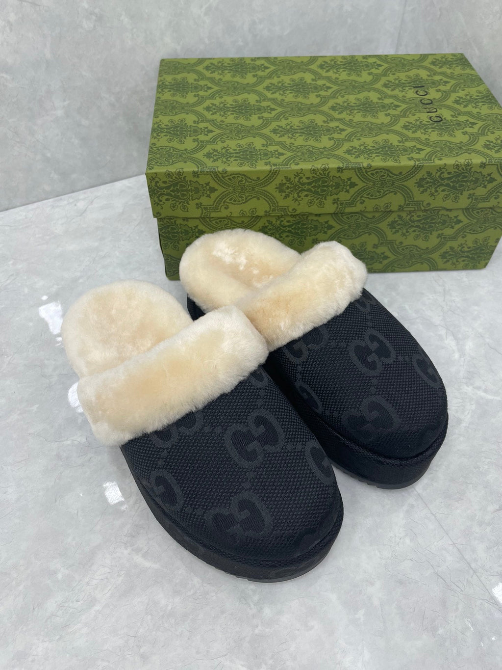 GUCCI MULE IN BLACK MONOGRAM JACQUARD FABRIC AND RABBIT FUR LINING