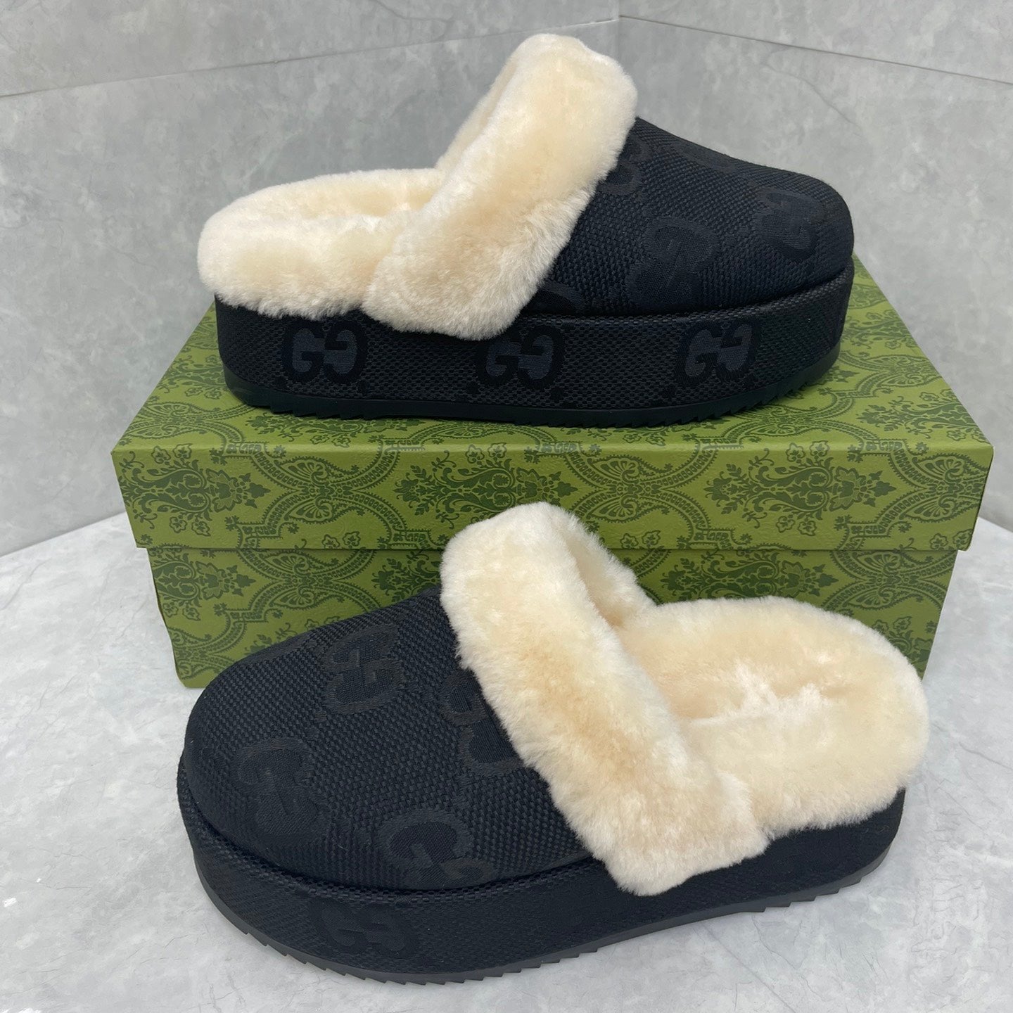 GUCCI MULE IN BLACK MONOGRAM JACQUARD FABRIC AND RABBIT FUR LINING