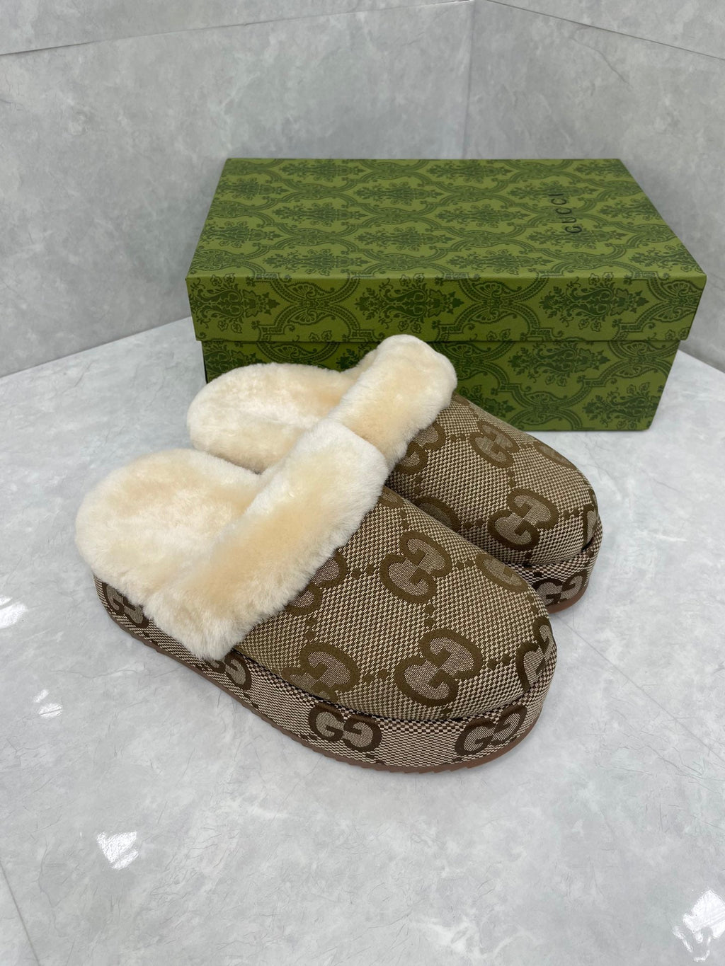 GUCCI MULE IN PEANUT BROWN MONOGRAM JACQUARD FABRIC AND RABBIT FUR LINING