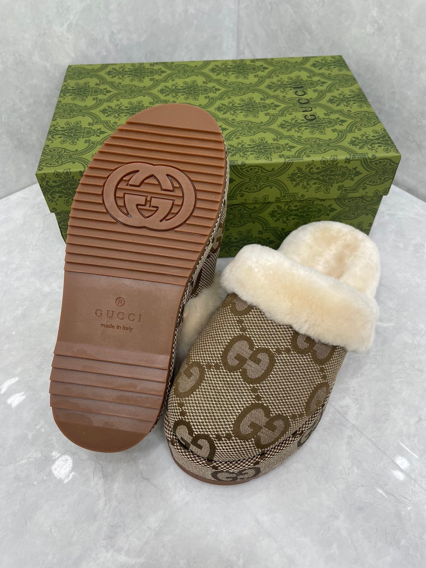 GUCCI MULE IN PEANUT BROWN MONOGRAM JACQUARD FABRIC AND RABBIT FUR LINING