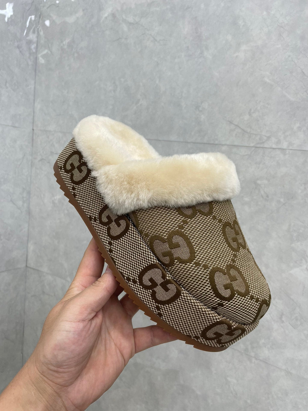 GUCCI MULE IN PEANUT BROWN MONOGRAM JACQUARD FABRIC AND RABBIT FUR LINING