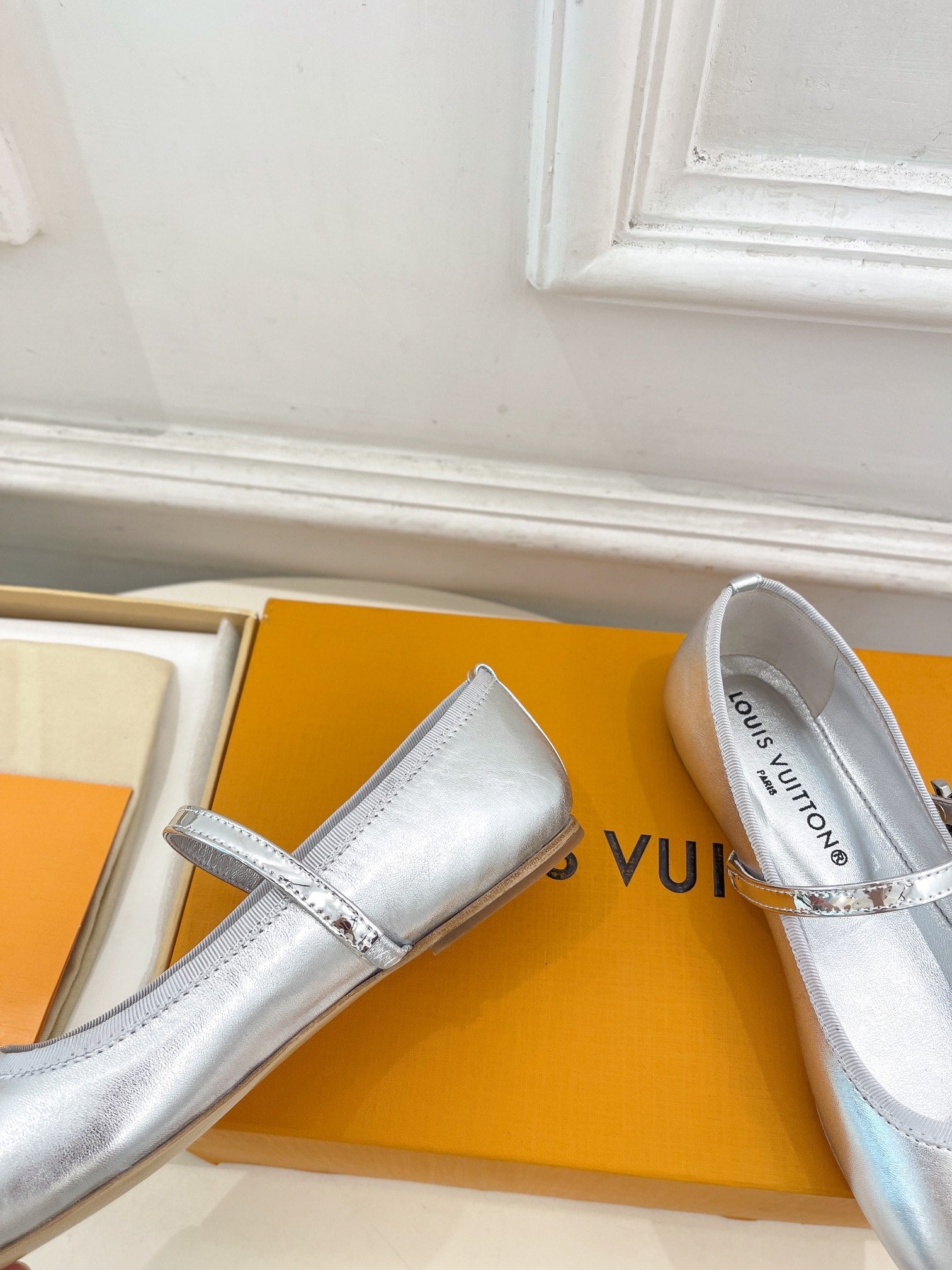 LOUIS VUITTON LV WOMEN ROMY FLAT BALLERINA IN SILVER METALLIC LAMBSKIN