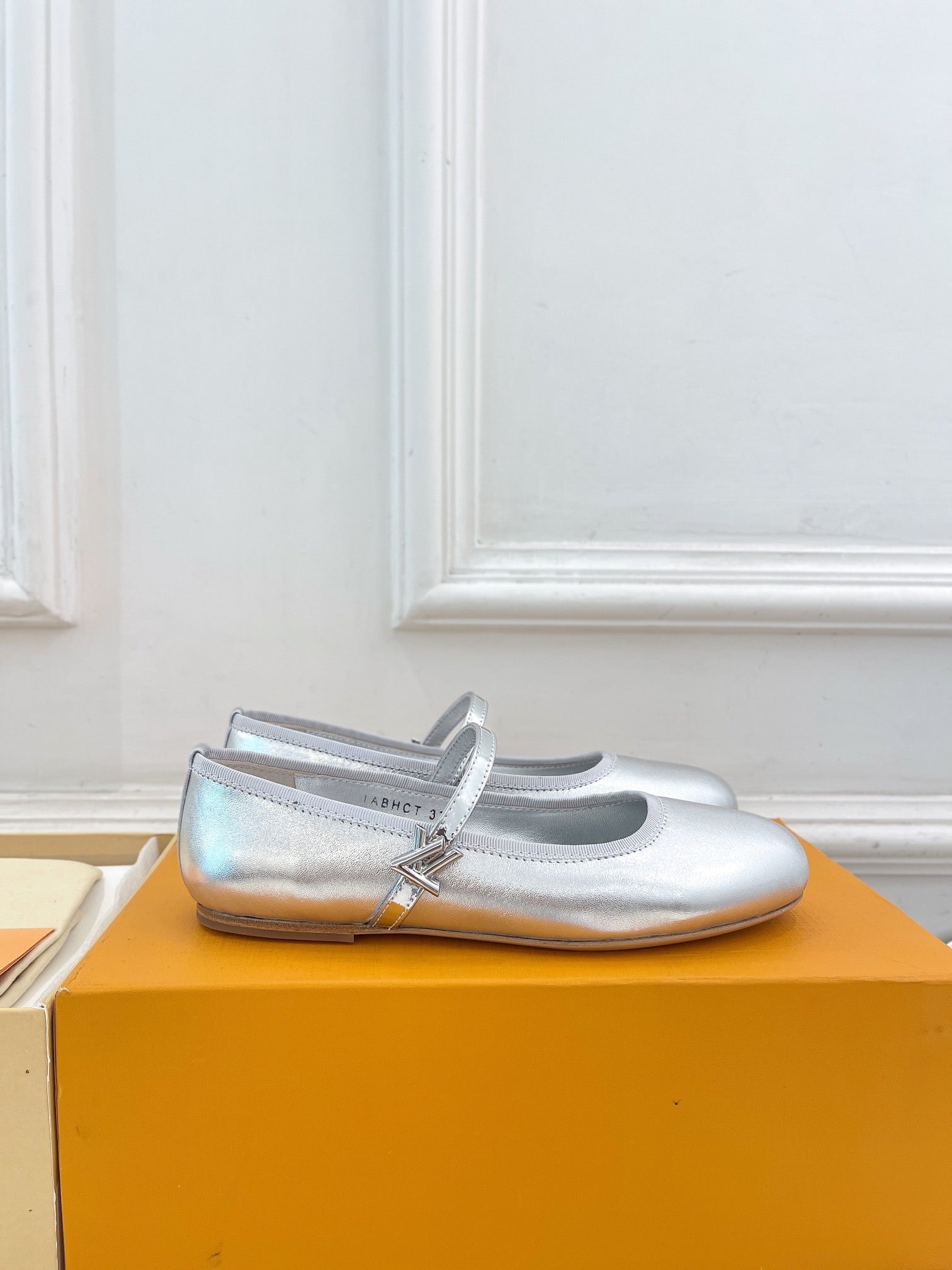 LOUIS VUITTON LV WOMEN ROMY FLAT BALLERINA IN SILVER METALLIC LAMBSKIN