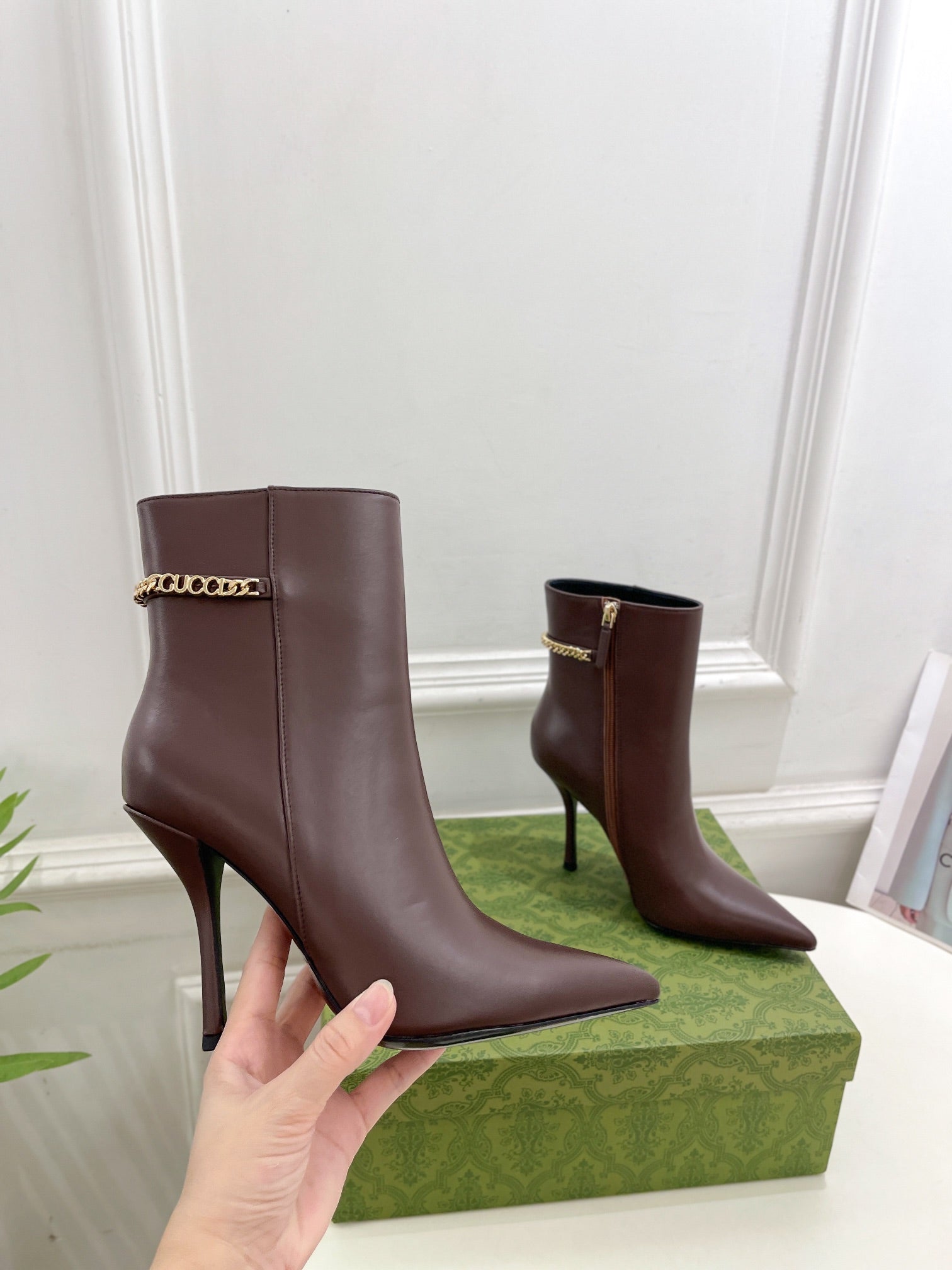 GUCCI SIGNORIA SHORT BOOTS 10.5CM IN WALNUT BROWN CALFSKIN