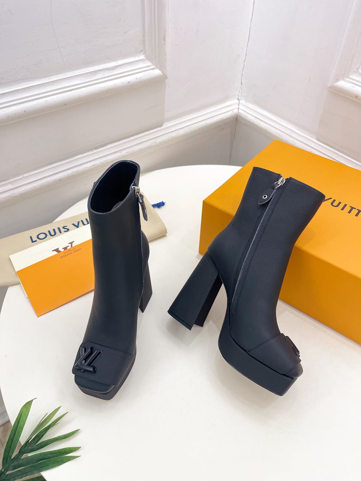 LOUIS VUITTON ANKLE BOOTS BLOCK HEEL 9 CM IN BLACK PEPPLE CALFSKIN