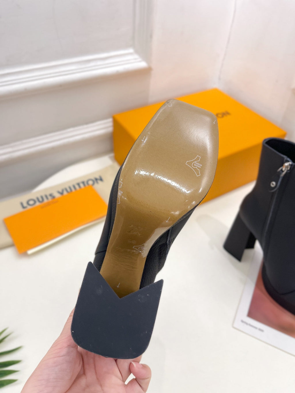 LOUIS VUITTON ANKLE BOOTS BLOCK HEEL 9 CM IN BLACK PEPPLE CALFSKIN