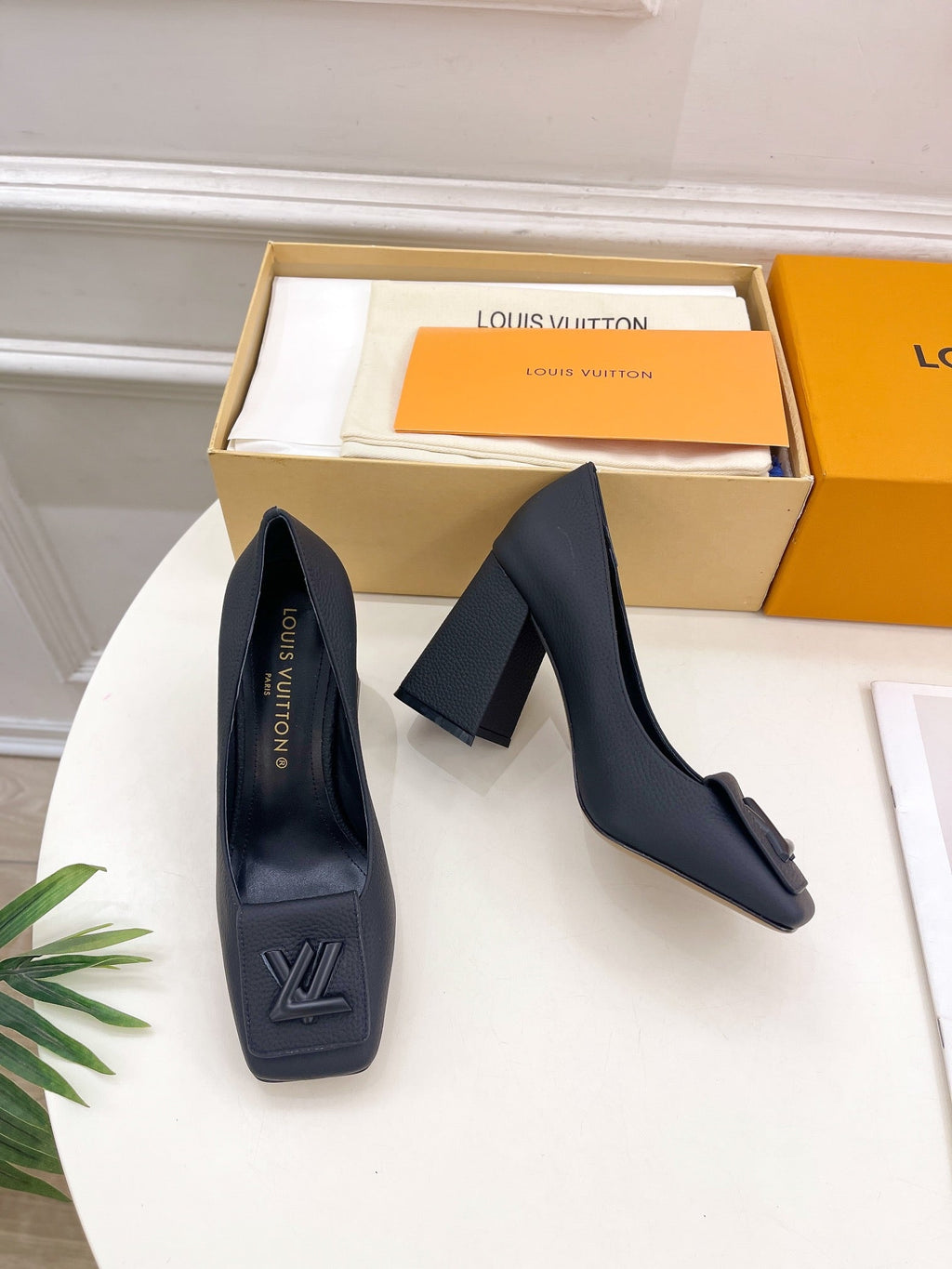 LOUIS VUITTON SHAKE PUMP BLOCK HEEL 9 CM SANDALS IN BLACK PEPPLE CALFSKIN