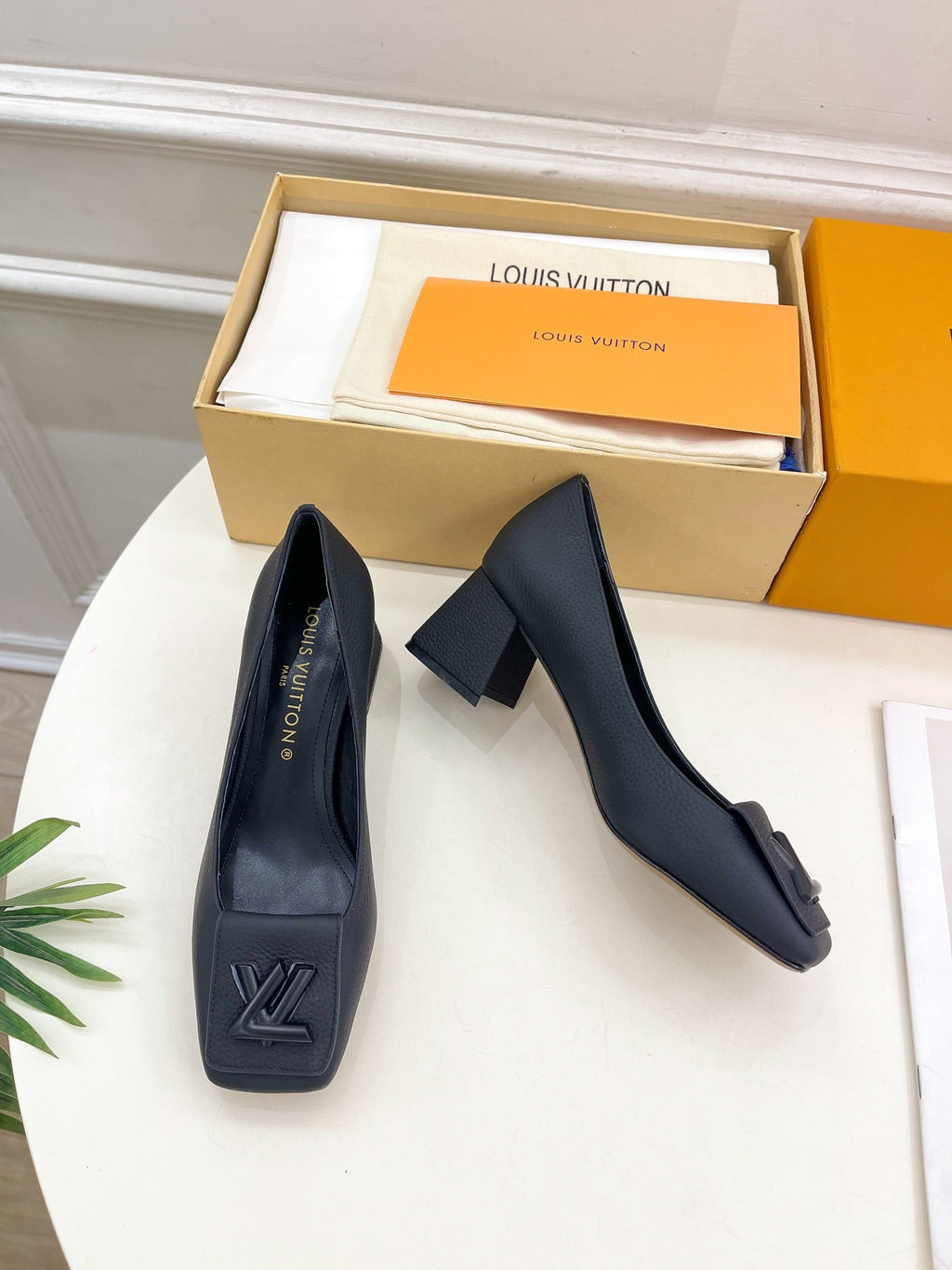 LOUIS VUITTON SHAKE PUMP BLOCK HEEL 5.5 CM SANDALS IN BLACK PEPPLE CALFSKIN