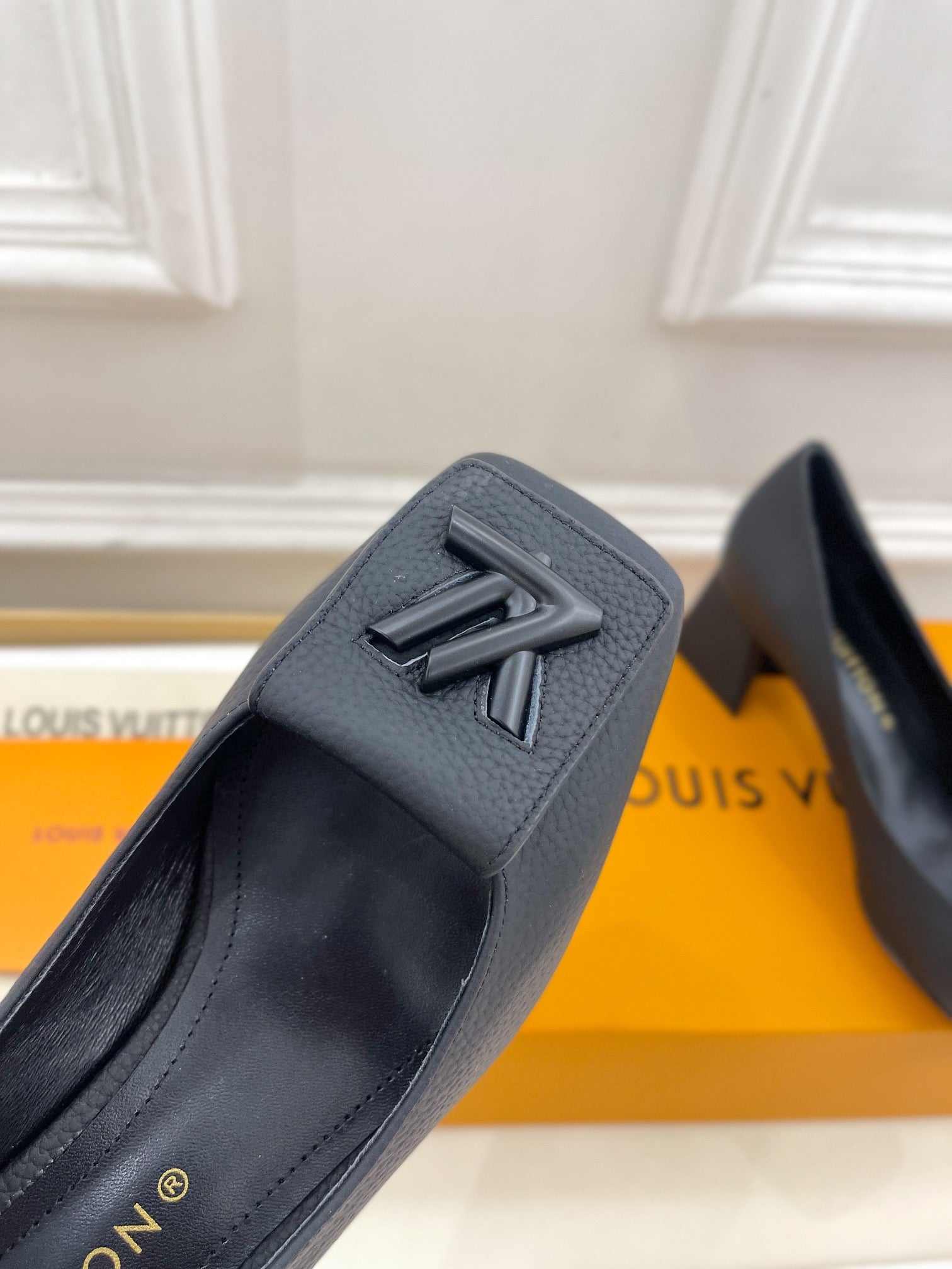 LOUIS VUITTON SHAKE PUMP BLOCK HEEL 5.5 CM SANDALS IN BLACK PEPPLE CALFSKIN