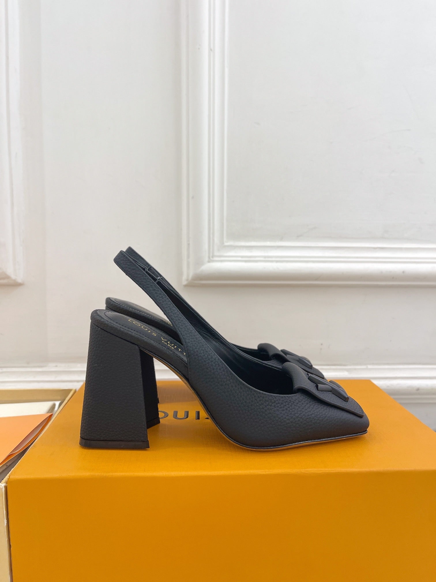 LOUIS VUITTON SHAKE SQUARE-TOE BLOCK HEEL 9 CM SANDALS IN BLACK PEPPLE CALFSKIN