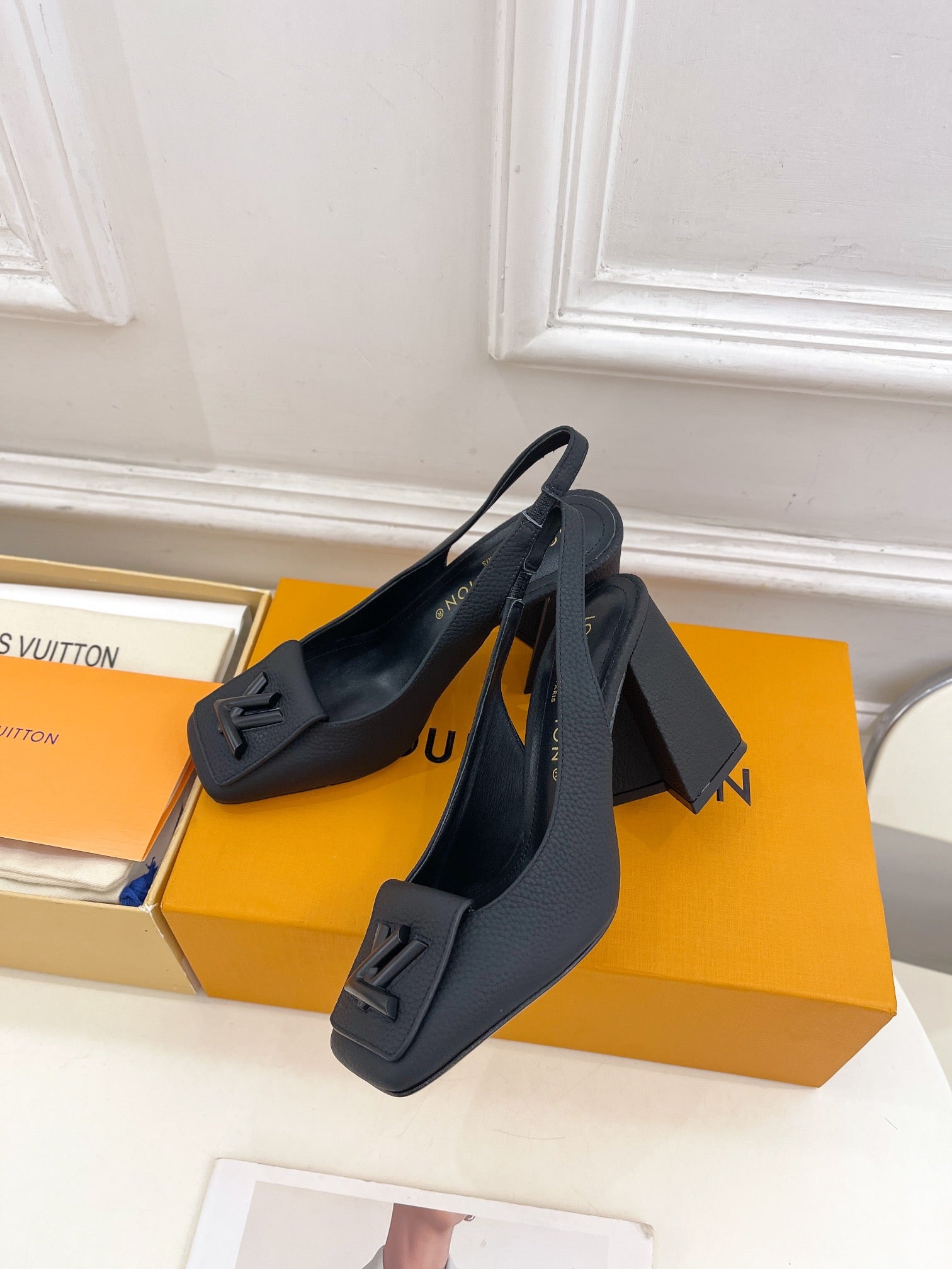 LOUIS VUITTON SHAKE SQUARE-TOE BLOCK HEEL 9 CM SANDALS IN BLACK PEPPLE CALFSKIN