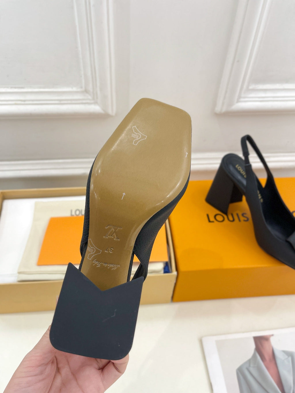 LOUIS VUITTON SHAKE SQUARE-TOE BLOCK HEEL 9 CM SANDALS IN BLACK PEPPLE CALFSKIN