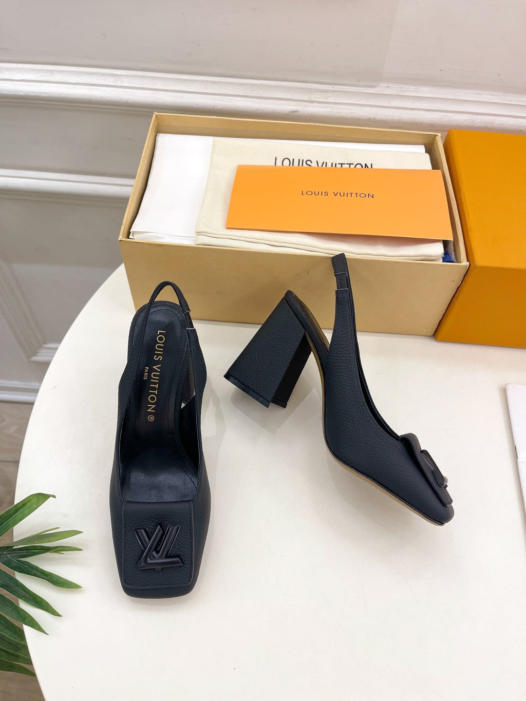 LOUIS VUITTON SHAKE SQUARE-TOE BLOCK HEEL 9 CM SANDALS IN BLACK PEPPLE CALFSKIN