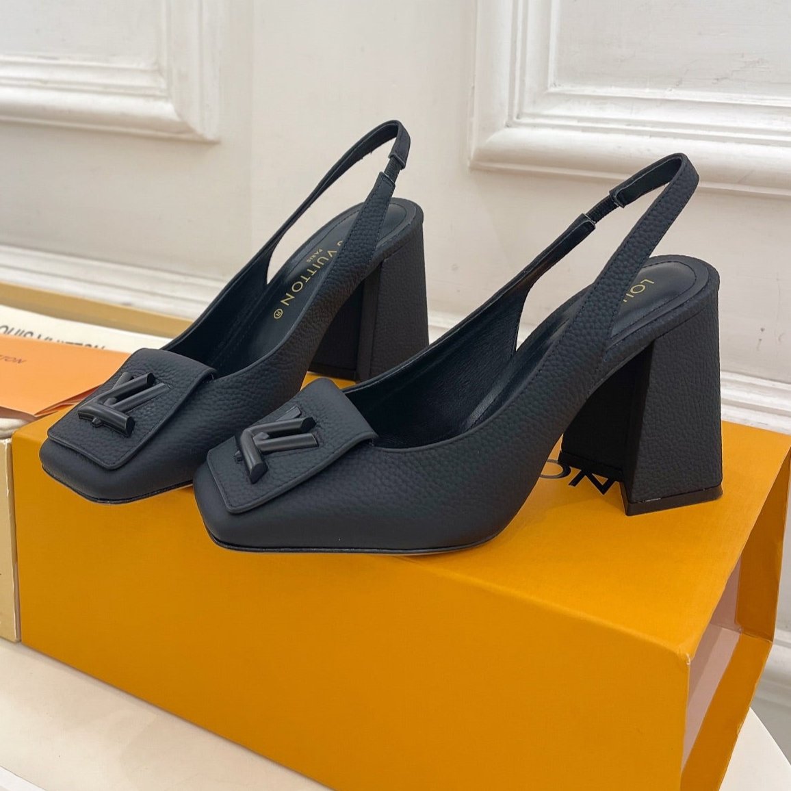 LOUIS VUITTON SHAKE SQUARE-TOE BLOCK HEEL 9 CM SANDALS IN BLACK PEPPLE CALFSKIN