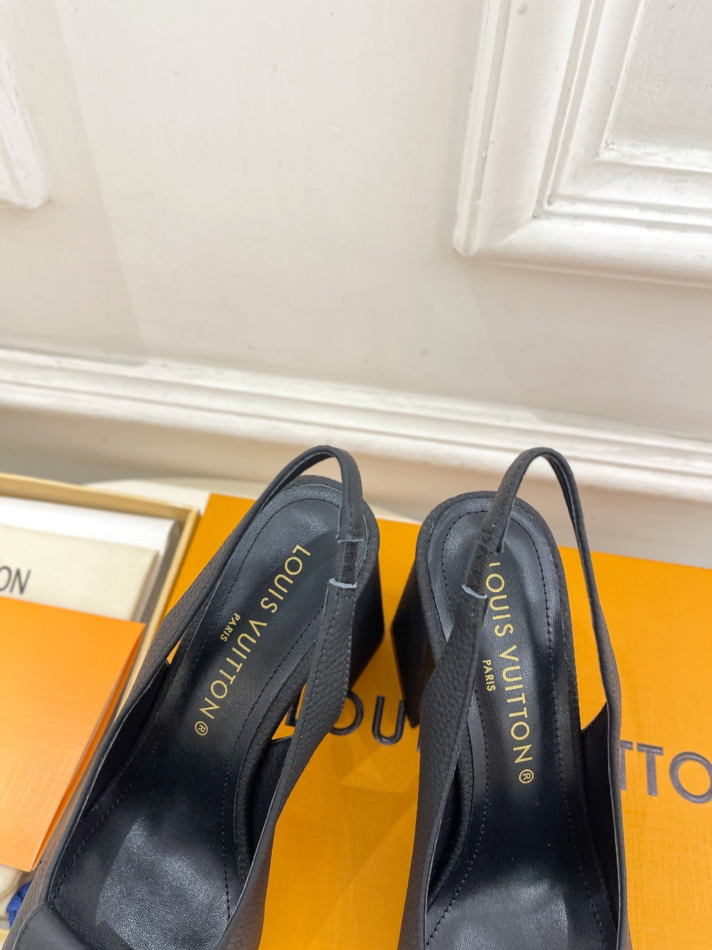 LOUIS VUITTON SHAKE SQUARE-TOE BLOCK HEEL 9 CM SANDALS IN BLACK PEPPLE CALFSKIN