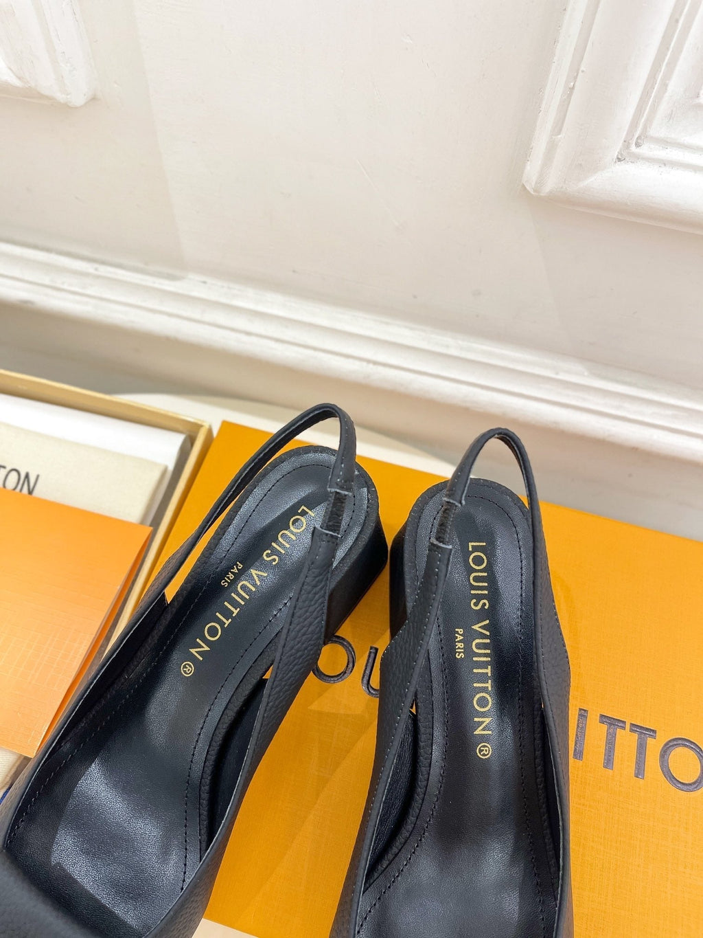 LOUIS VUITTON SHAKE SQUARE-TOE BLOCK HEEL 5.5 CM SANDALS IN BLACK PEPPLE CALFSKIN