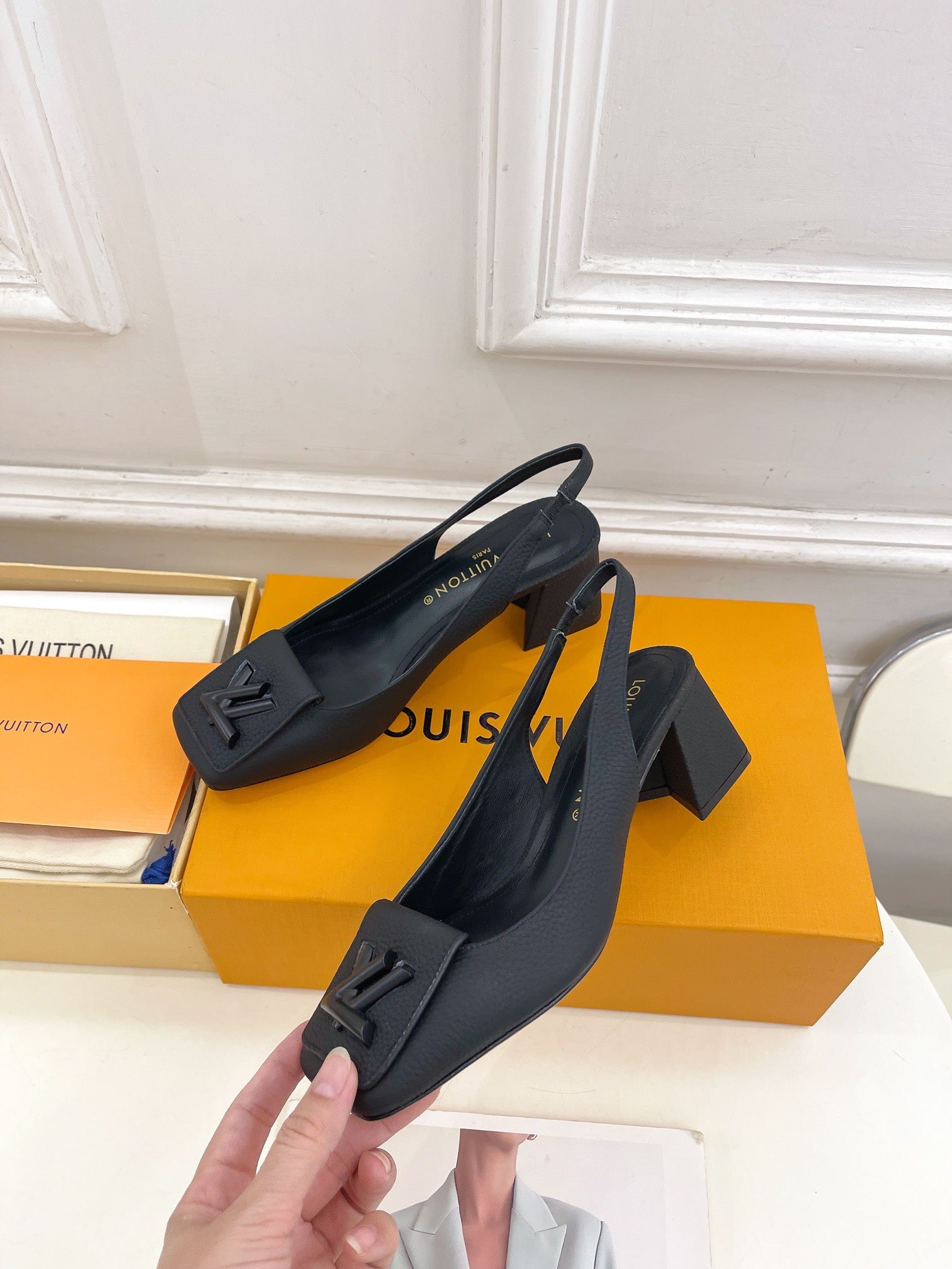 LOUIS VUITTON SHAKE SQUARE-TOE BLOCK HEEL 5.5 CM SANDALS IN BLACK PEPPLE CALFSKIN