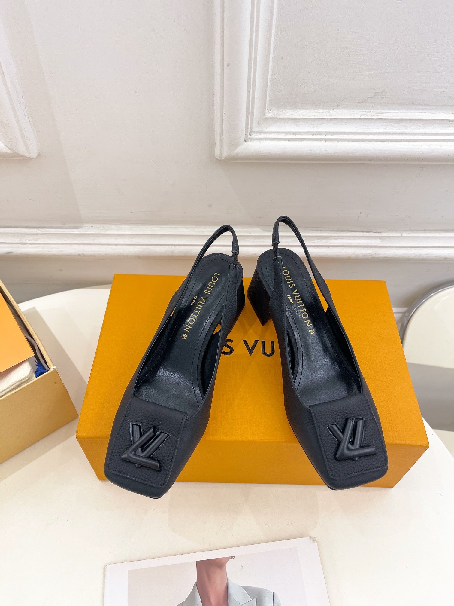 LOUIS VUITTON SHAKE SQUARE-TOE BLOCK HEEL 5.5 CM SANDALS IN BLACK PEPPLE CALFSKIN