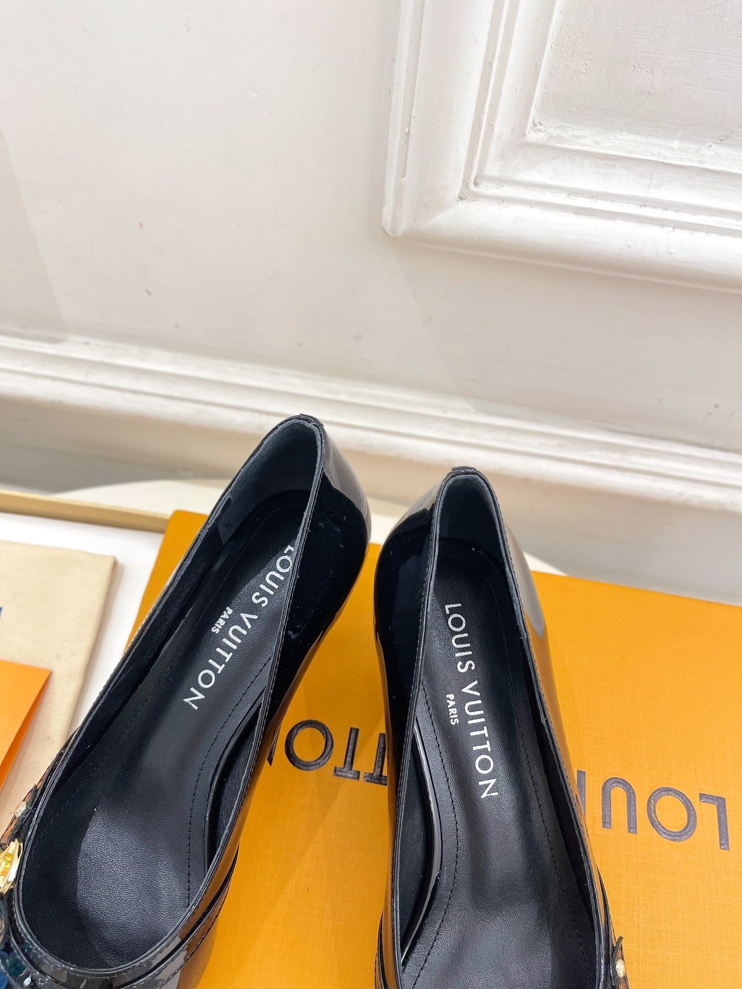 LOUIS VUITTON 6AM HIGH PUMP 5 CM IN BLACK PATENT CALFSKIN