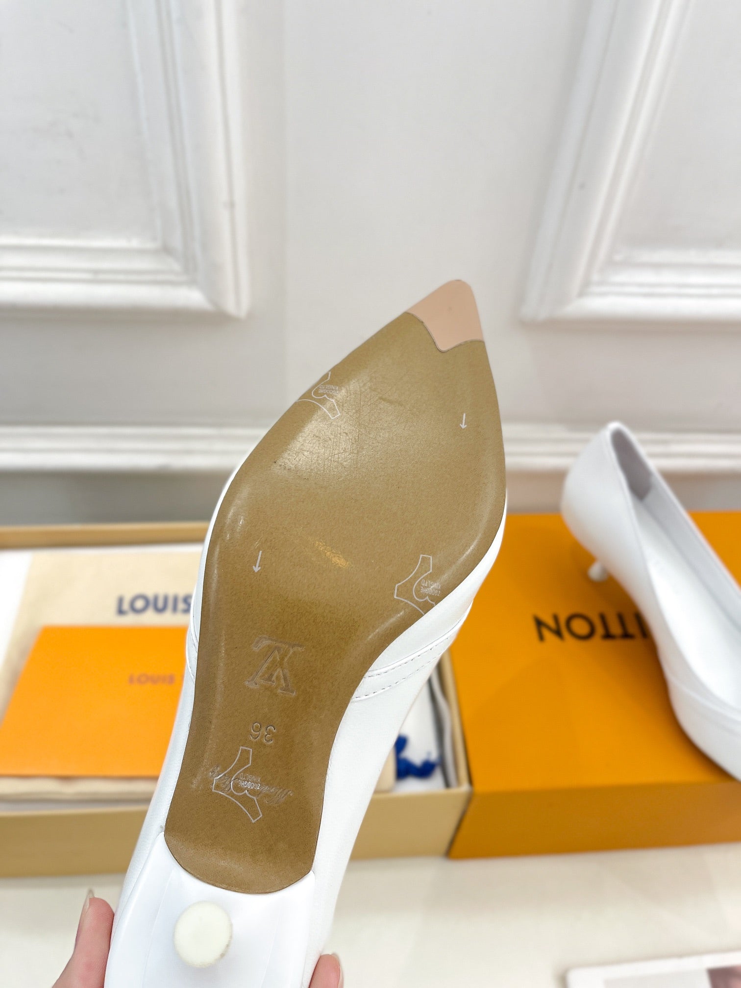 LOUIS VUITTON 6AM HIGH PUMP 5 CM IN WHITE CALFSKIN