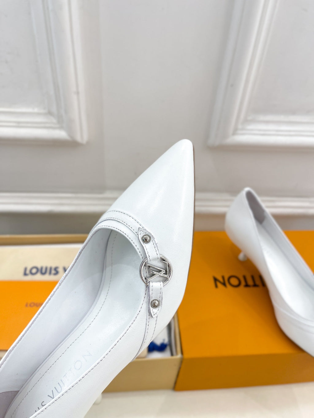 LOUIS VUITTON 6AM HIGH PUMP 5 CM IN WHITE CALFSKIN