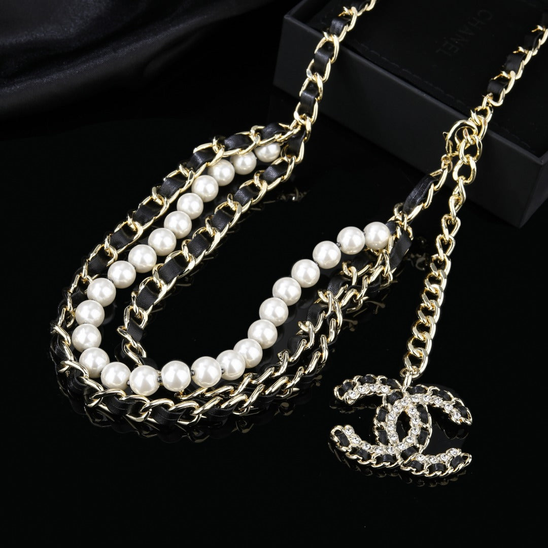 CHANEL 25S CHAIN BELT IN WHITE PEARL AND BLACK CALFSKIN 612711